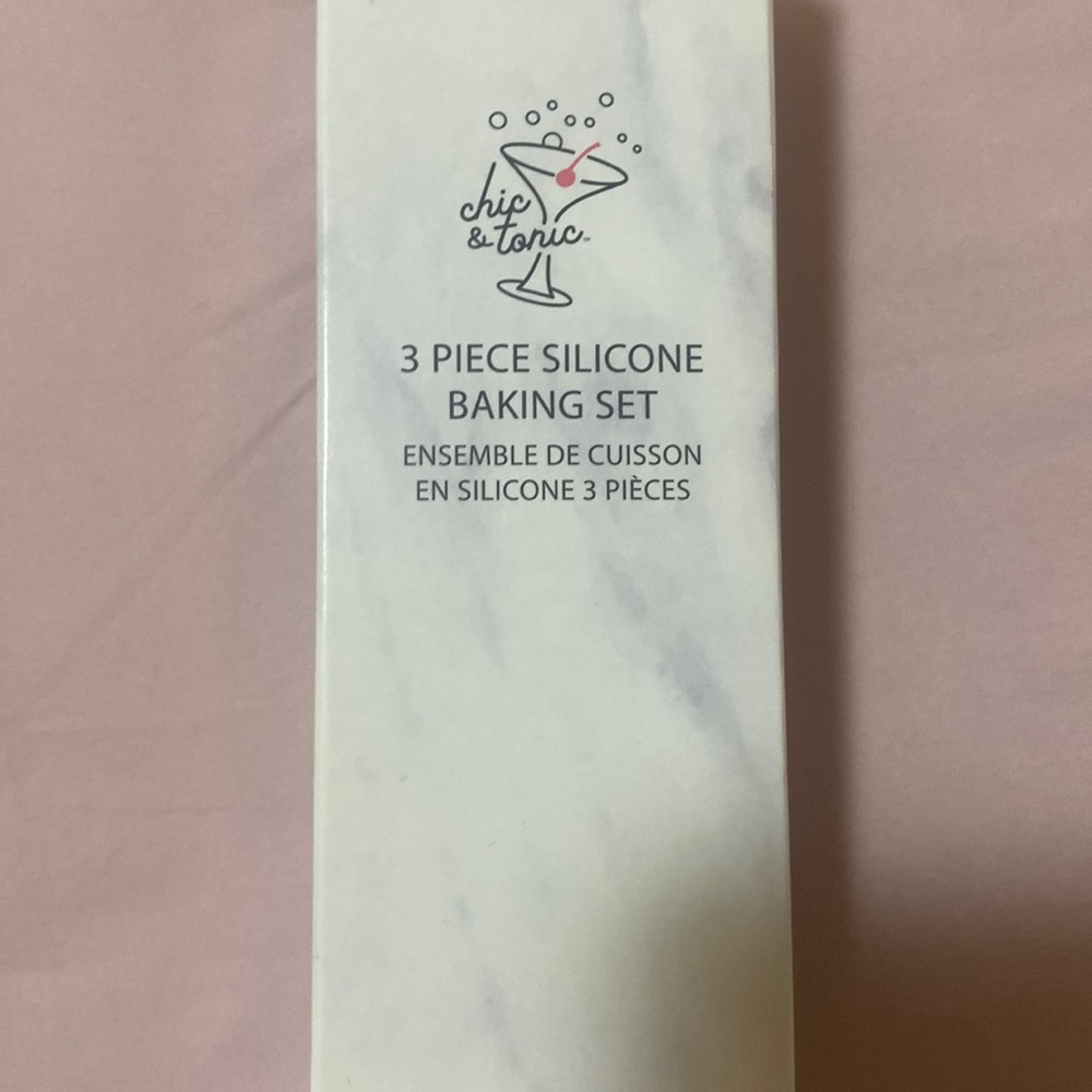 Brand New 3 piece silicone baking set!